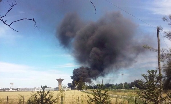 Tres dotaciones de bomberos trabajan en el penal de Batán