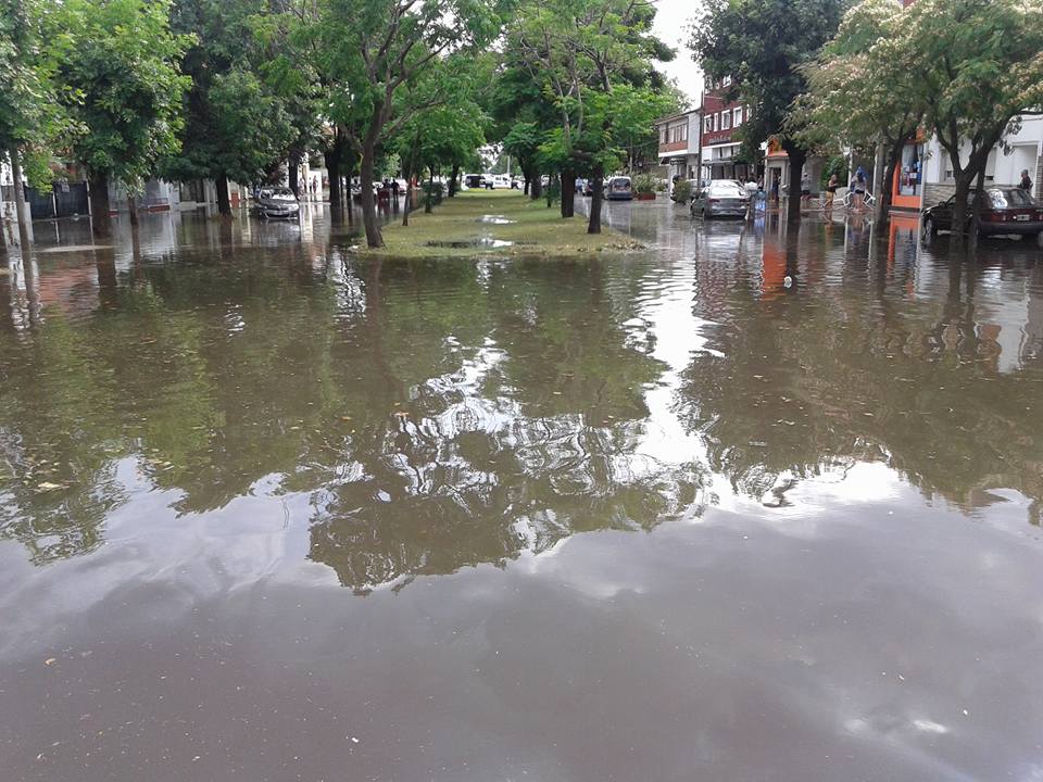 La intensa lluvia afectó sectores céntricos de la ciudad de Miramar