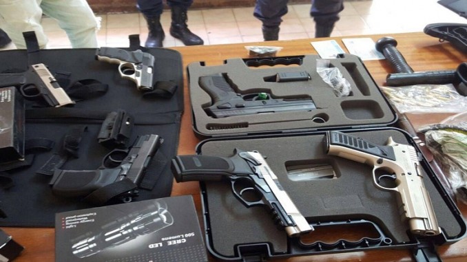 Detuvieron a un hombre que circulaba con un arsenal por la Costa