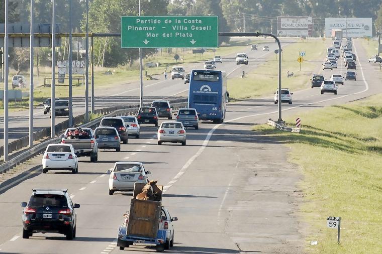 Continúa el éxodo de automóviles en la ruta 2 hacia la costa atlántica