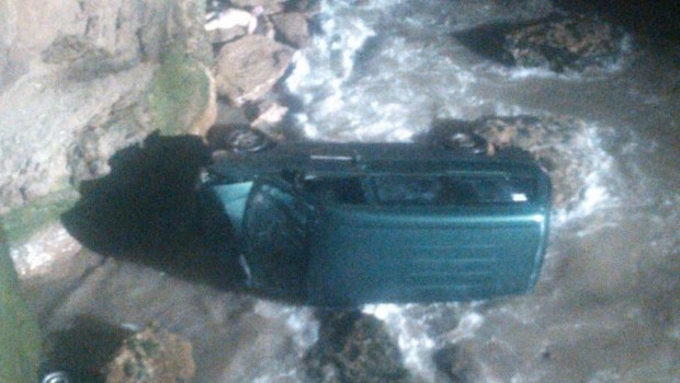Mar del Plata: Una camioneta cayó al mar en la Ruta 11: un muerto y una herida