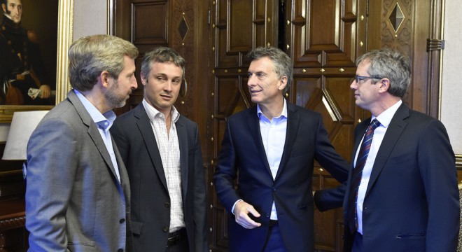 El Gobierno analiza licitar los partidos de fútbol a canales privados