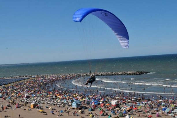 Un muerto y un herido grave en un accidente de parapente en Pinamar