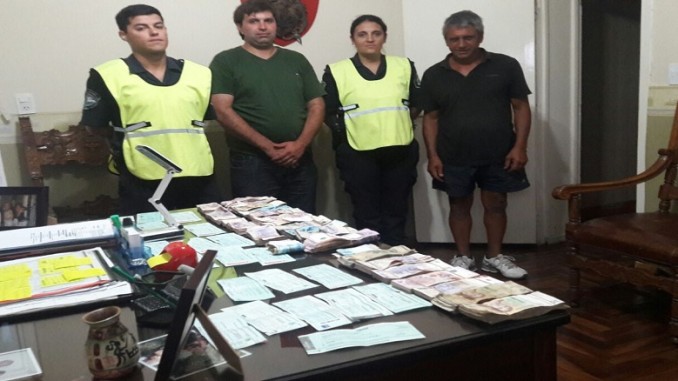 Ruta 2: Un hombre volcó su auto, lo llevaron al hospital y se olvidó 300 mil pesos adentro