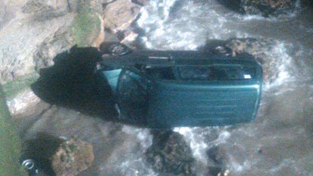 Murió la mujer de la camioneta que cayó por un acantilado