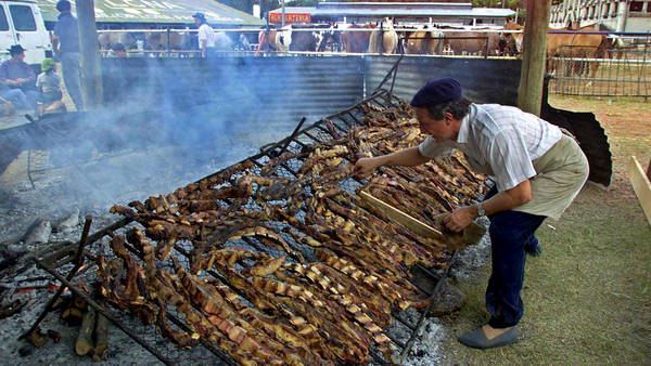 Tras mucho investigar, asegura que el asado de tira surgió en Campana