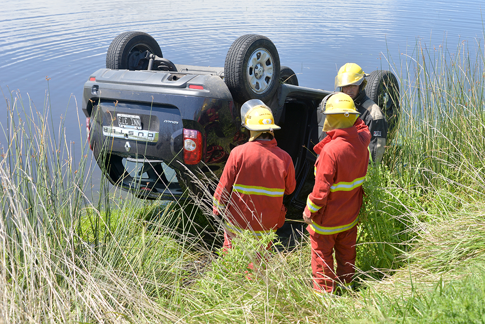 Ruta 2: volcó una camioneta y casi termina dentro de una zanja