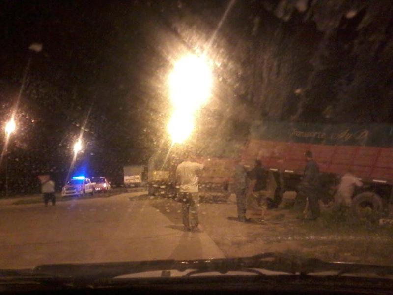 Se despistó un camión con acoplado en el acceso a Otamendi