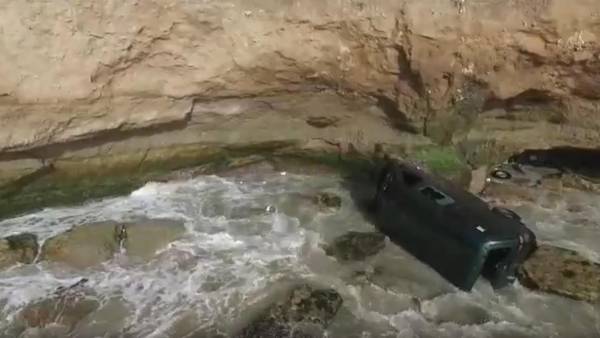 Sigue en terapia intensiva la mujer que cayó en camioneta de un acantilado