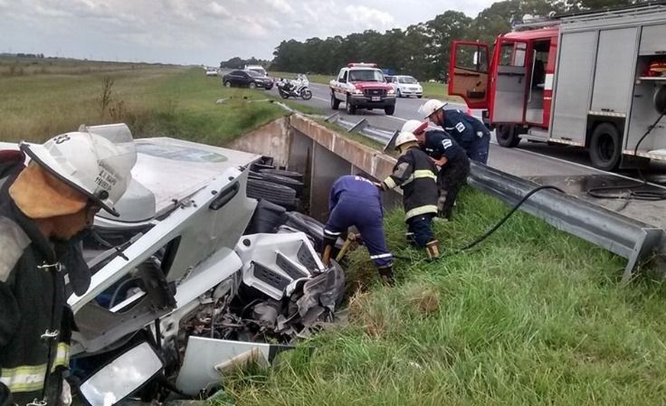 Un camión volcó en la ruta 2: un muerto y un herido