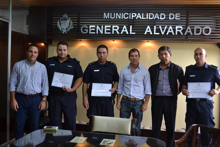 Gral Alvarado: El Intendente Dr. Di Cesare hizo un reconocimiento a los policías