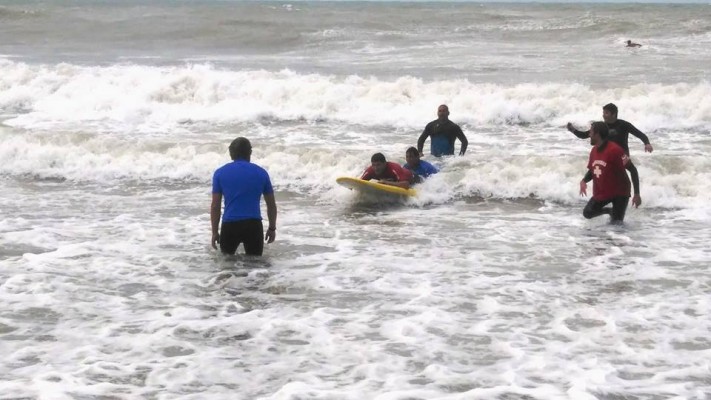 Miramar: Se realizó la primera clase inclusiva de ‪surf adaptado‬