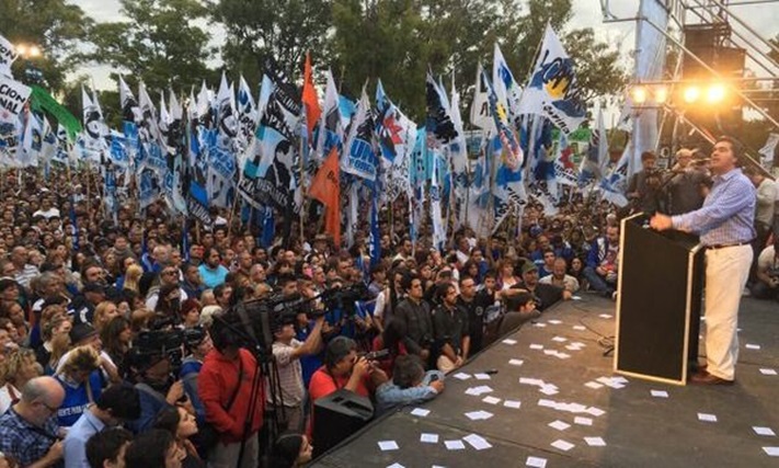 El peronismo bonaerense y gobernadores dejaron solo a Coqui para castigar a La Cámpora