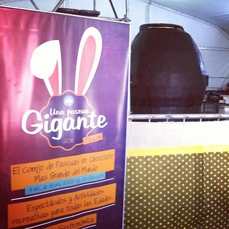 Miramar: Se sigue con la elaboración del gran conejo: 5 metros de alto con 2.500 kilos de chocolate