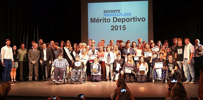 El futbolista de Círculo, Enzo Vértiz, se alzó con la Medalla al Mérito Deportivo