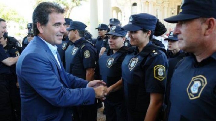 Otorgarán un 25% de aumento a policías bonaerenses