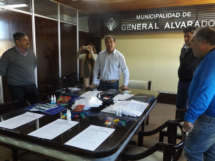 Miramar: El Intendente Municipal, Dr. Di Cesare presento los kits escolares, y realizó anuncios