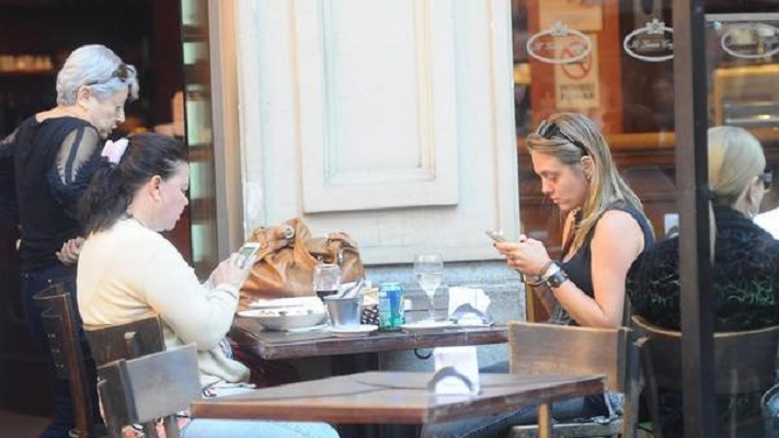 Por la adicción al celular, más gente admite que se volvió irrespetuosa