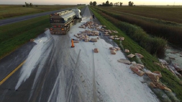 Un camión que transportaba harina volcó en la ruta 2