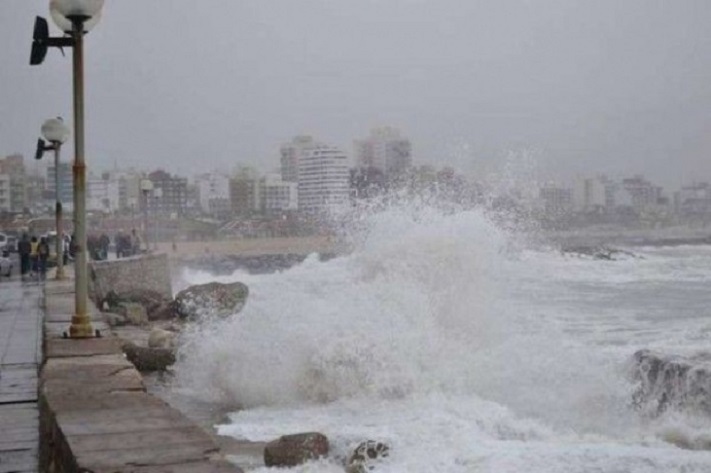 Mar del Plata: alertan por olas gigantes y restringen accesos a la Costa