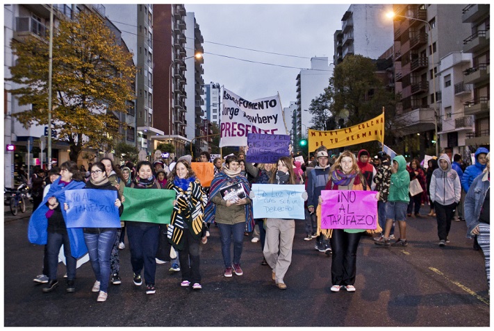 Marplatenses se “pusieron” la frazada para marchar contra los tarifazos de luz y gas