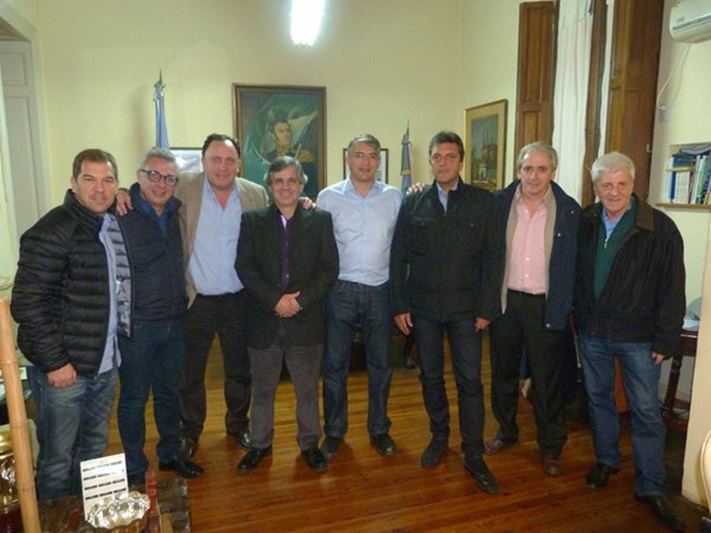 San Andrés de Giles: Massa se mostró con intendentes y acusó a Macri de olvidarse de la clase media