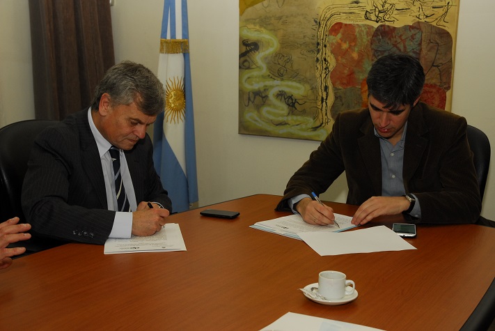 Honores y Adrián Pérez firmaron un acuerdo de cooperación