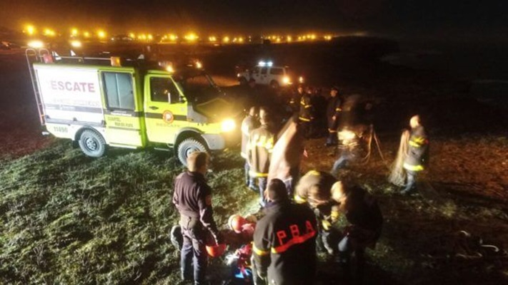 Rescatan a dos kayakistas en Acantilados