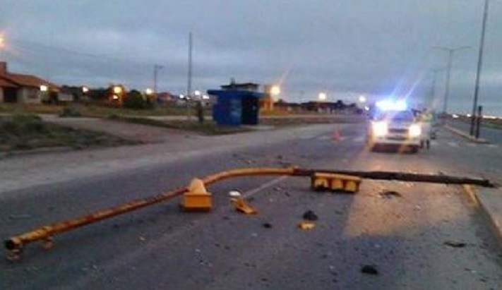 Se cayó un semáforo sobre un coche en la ruta 11