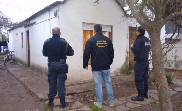 Miramar: Hallan documentación robada a medio quemar en una salamandra: quedó aprehendido