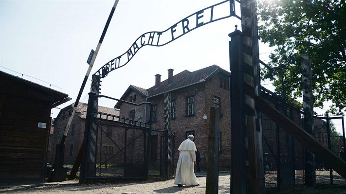 El Papa pidió en Auschwitz “perdón por tanta crueldad”