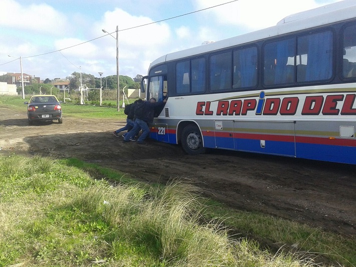 Rápido del Sud quedó encajado tras desviarse en su trayectoria por un corte en la ruta 11