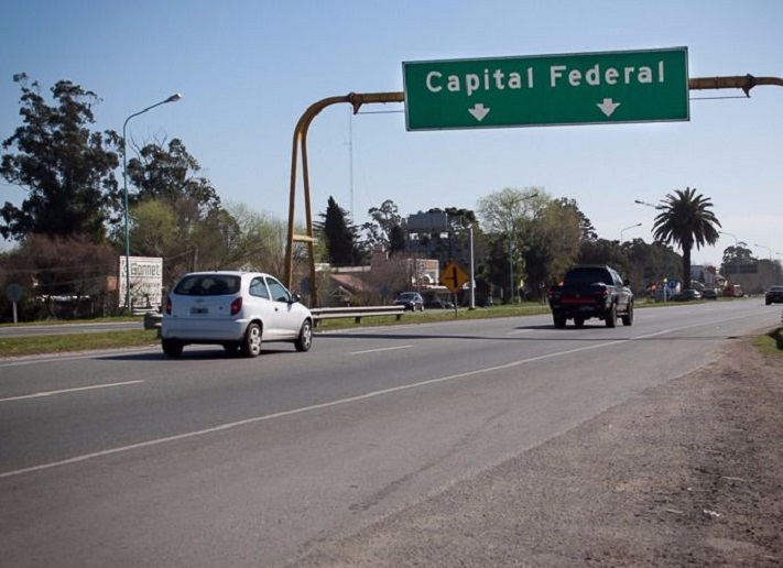Ruta 2: Dos autos chocaron contra vacas sueltas