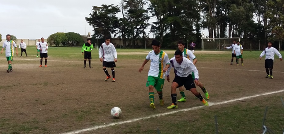 Miramar: Fútbol de los Barrios: Tropezó Deportivo Mitre, y Carocito conto hasta 10