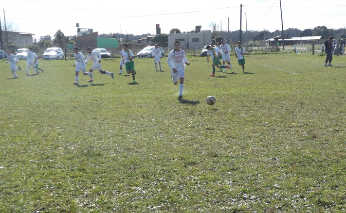 Miramar: En el fútbol de los barrios, Racing, y Mitre no aflojan, Carocito se acerca.