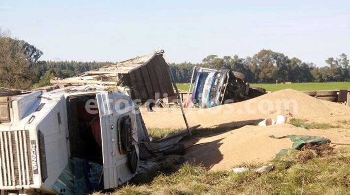 Tres camiones volcaron en la ruta 86 y uno fue embestido por una camioneta