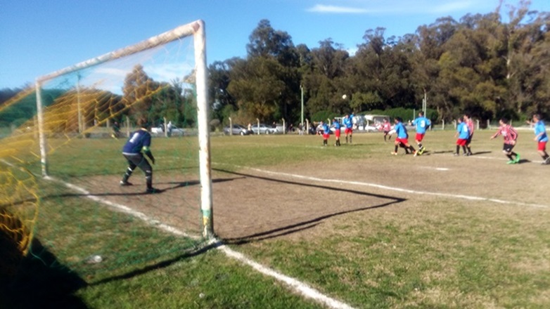 Miramar:Fútbol de Los Barrios: La “Academia” sigue a pie firme, Boca y D. Mitre no aflojan