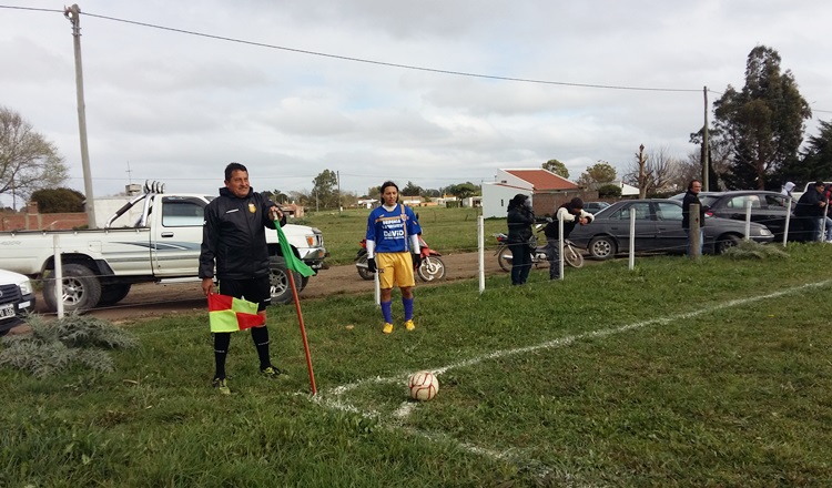 En el Fútbol de los Barrios, “La Academia” pisa fuerte, y Dep. Carocito sino golea no vale
