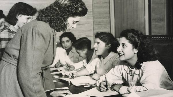 Anuncio de la Ley del Voto Femenino – Evita