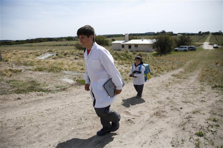 Escuela por WhatsApp: los desafíos de dar clases en medio de un paraje aislado