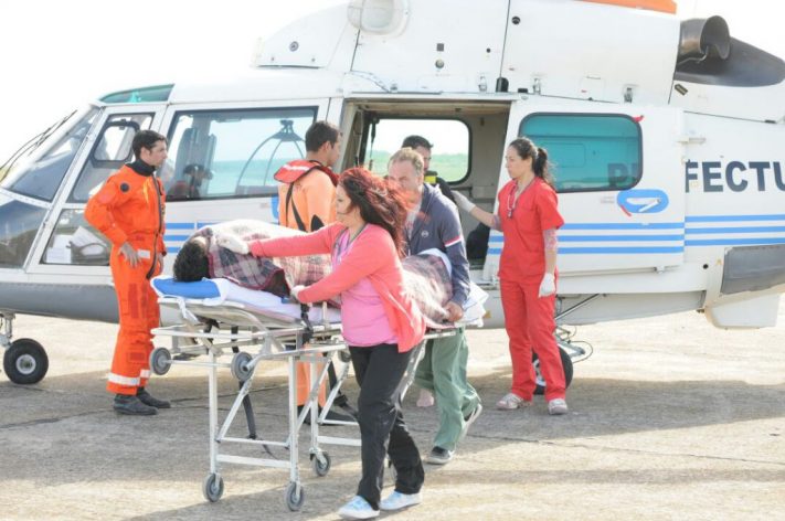 Pinamar: Prefectura rescató a dos hombres que naufragaban en el mar