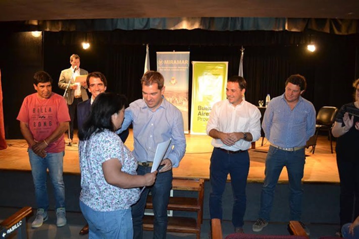 Miramar: El Intendente Municipal, Di Cesare presidió las entregas de escrituras sociales