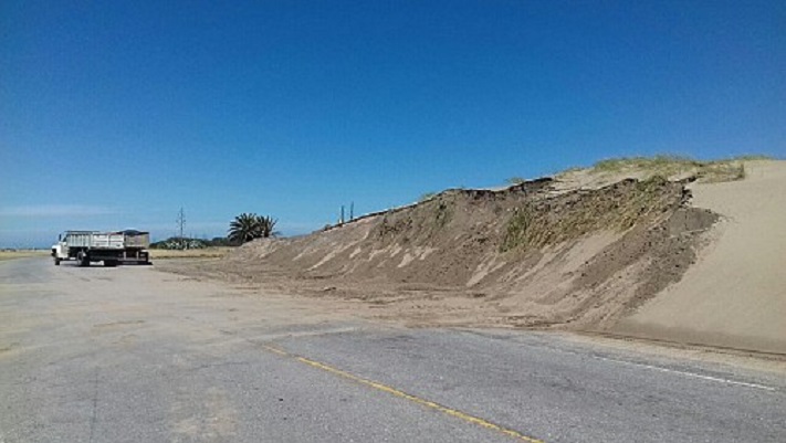 Trabajaron en la Ruta 11 para limpiar la arena que se desplazó de los médanos