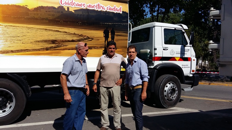 Gral. Alvarado: El intendente municipal, G. Di Cesare, presentó los camiones recolectores de Residuos.