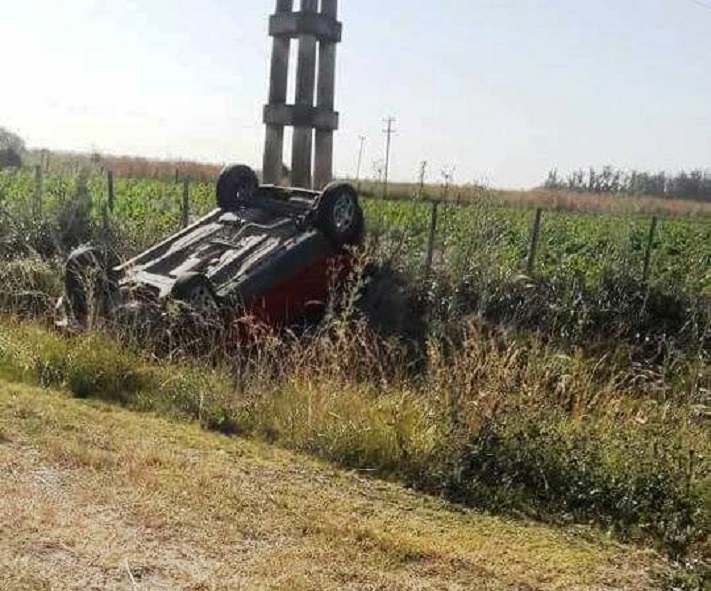 Volcó camioneta en camino Independencia conducida por el esposo de la edil Mariela Climente