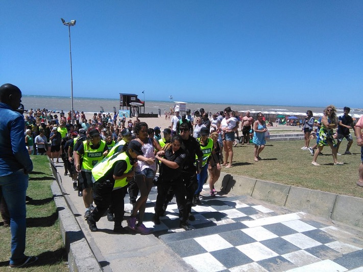 Miramar: una policía fue herida y hubo disturbios tras la detención de una vendedora ambulante