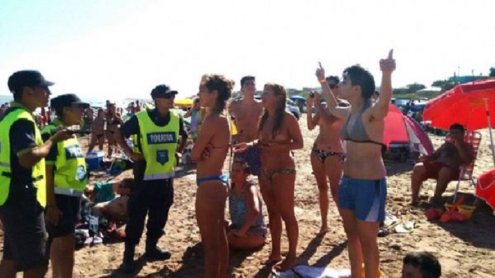 Tres mujeres hicieron topless y revolucionaron una playa de Necochea