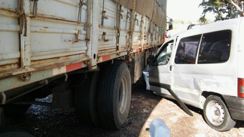 Grave choque en la ruta 2: una nena quedó atrapada en una camioneta