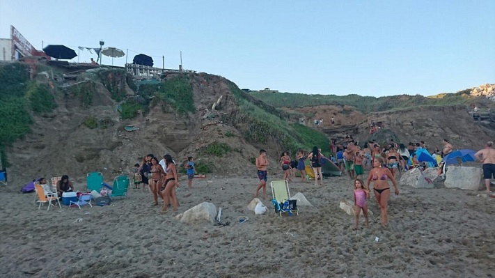 Mar del Plata: se desmoronó una barranca de una playa del sur y cayó sobre una nena