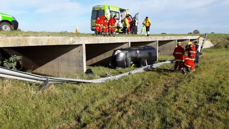 Vuelco en la ruta 2: una pareja sufrió heridas